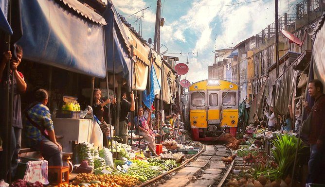 THAILANDE – SOCIETE: Une vidéo de la BBC déclenche des critiques sur l’hygiène du « train market » de Maeklong