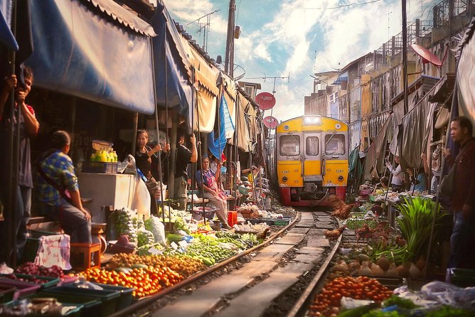 THAILANDE – SOCIETE: Une vidéo de la BBC déclenche des critiques sur l’hygiène du « train market » de Maeklong
