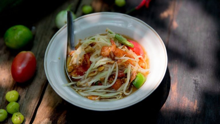 THAÏLANDE – GASTRONOMIE : Redécouvrez la recette du «Som Tam», la célèbre salade de papayes vertes