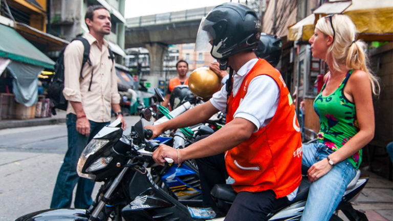 THAILANDE – SOCIETE: Des motos-taxis électriques à l’université Thammasat