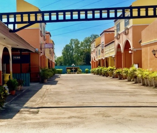 CHRONIQUES DE SUKHOTHAI: Love Hotels