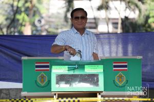 THAÏLANDE: A 20h, le duel se confirme entre le parti pro-Thaksin et le parti pro-militaire
