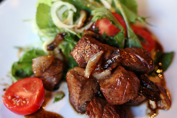 VIETNAM – CUISINE: Pourquoi la recette du bœuf «Loc Lac» est-elle cambodgienne ?