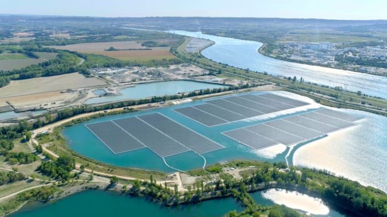 SINGAPOUR – ÉNERGIE: L’île État aura bientôt la plus grande ferme solaire flottante au monde