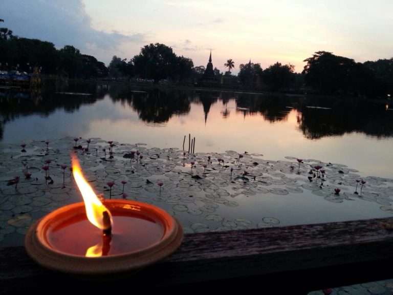 THAÏLANDE – CHRONIQUE : « Loy Krathong, la fête des lumières »