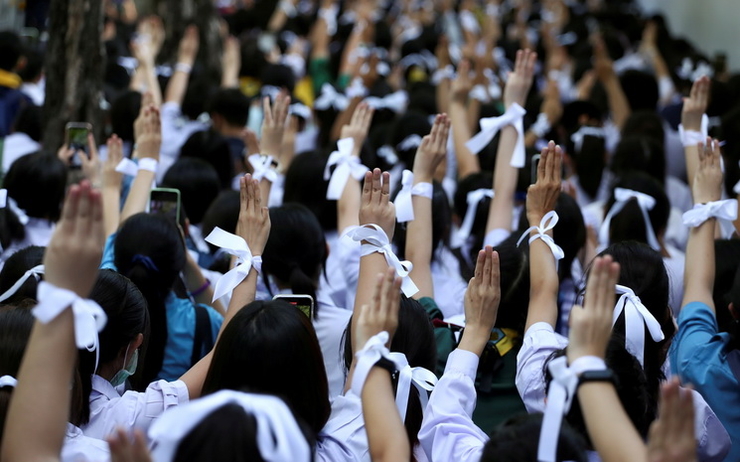 THAÏLANDE – JEUNESSE: Les écoles thaïlandaises gagnées par la fièvre des «trois doigts»