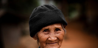 personne thaïlandaise agée
