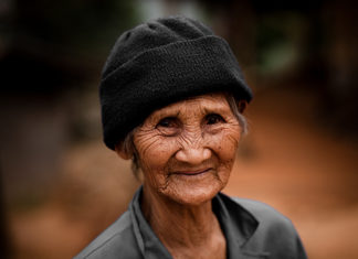 personne thaïlandaise agée
