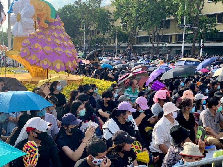 THAÏLANDE – POLITIQUE: Le monument de la démocratie à Bangkok, entouré par près de 10 000 manifestants