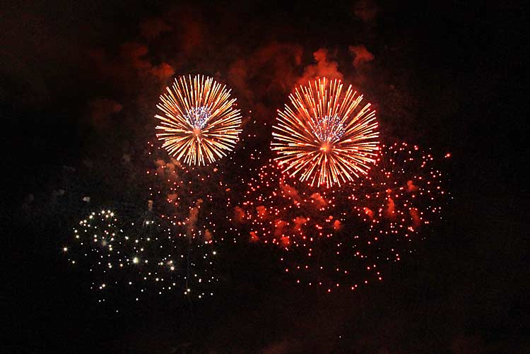 THAÏLANDE – SOCIÉTÉ : 12 personnes blessées par des feux d’artifice illégaux lors de Loy Kratong