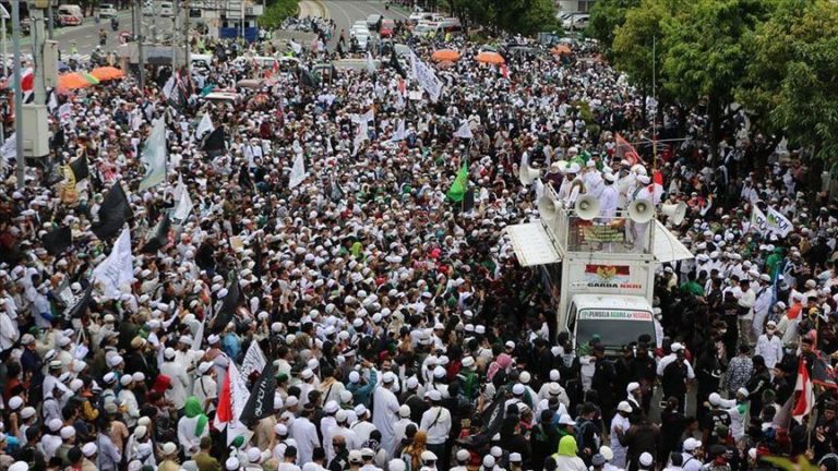 INDONÉSIE – MANIFESTATIONS: A Jakarta, la colère sociale est montée d’un cran