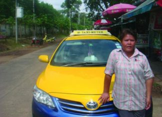 THAÏLANDE – SOCIÉTÉ: Pi Touk, femme parmi les chauffeurs de taxi à Bangkok Taxi Bangkok
