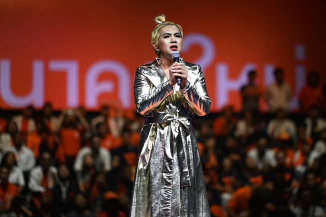 THAÏLANDE – POLITIQUE: L’un des députés transgenres de l’opposition doit quitter le parlement