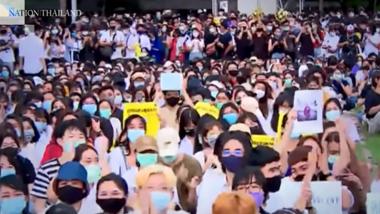 THAÏLANDE – POLITIQUE: A Bangkok, les manifestants dispersés par des canons à eau …remplis de teinture bleue