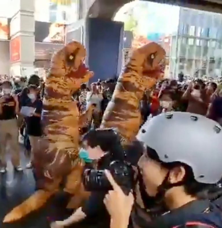 THAÏLANDE – POLITIQUE: Des tyrannosaures dans un centre commercial, cherchez l’erreur…