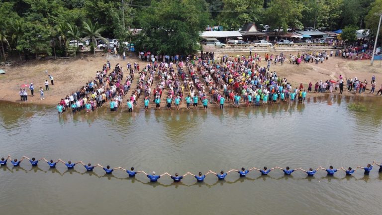 THAÏLANDE – CORONAVIRUS: Un baptême géant en plein air qui inquiète les thaïlandais