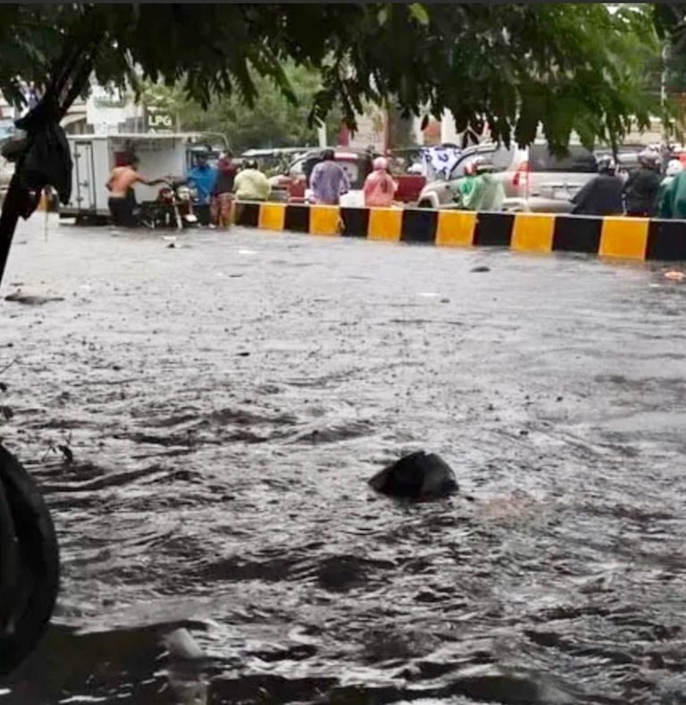 CAMBODGE – INONDATIONS: Plus de 100 000 cambodgiens déplacés par les eaux