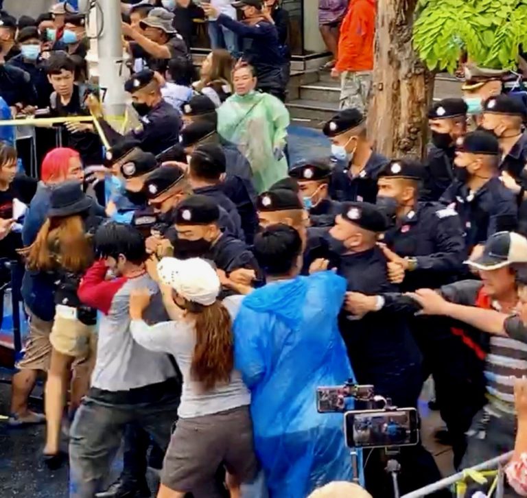 BANGKOK – POLITIQUE:  Le 14 octobre, un dangereux face à face entre contestataires et ultra-royalistes