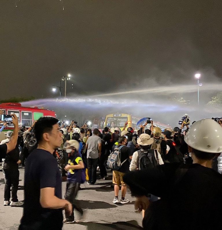 THAÏLANDE – POLITIQUE: Les canons à eau ou le compromis royal ?