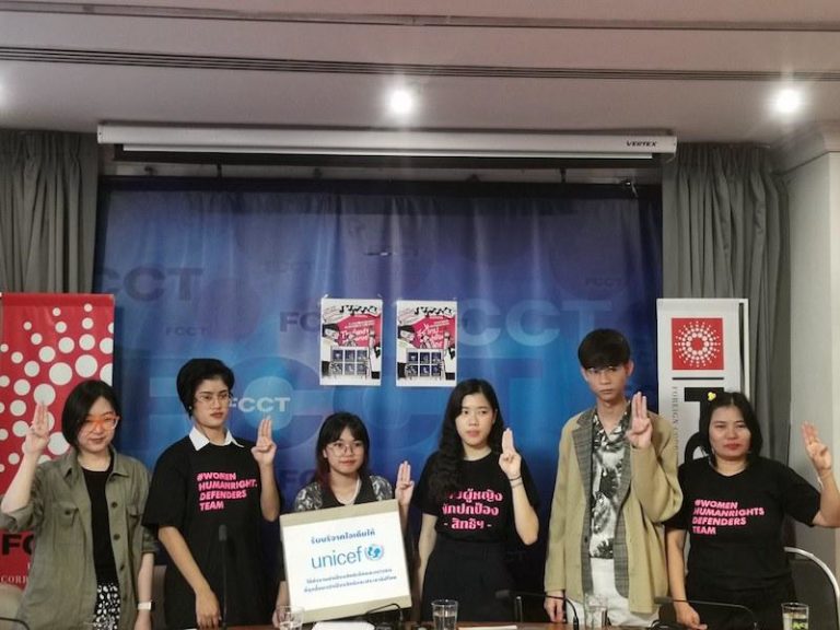 THAÏLANDE – POLITIQUE: Au club des correspondants étrangers, la jeunesse thaïlandaise lève les trois doigts