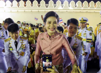 THAÏLANDE – POLITIQUE: La presse asiatique scrute la reine Suthida et la concubine Sineenat