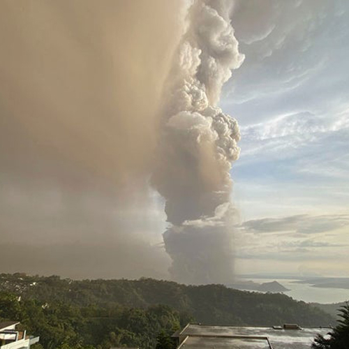 PHILIPPINES – ÉRUPTION : Des cendres recouvrent les villes après l’éruption d’un volcan aux Philippines