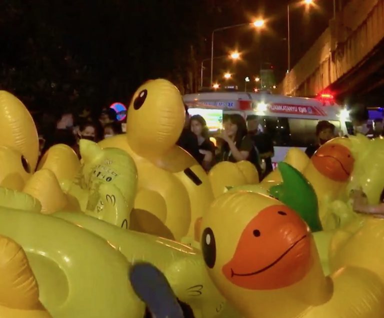 THAÏLANDE – POLITIQUE: Les «canards jaunes», étendards de la protestation démocratique