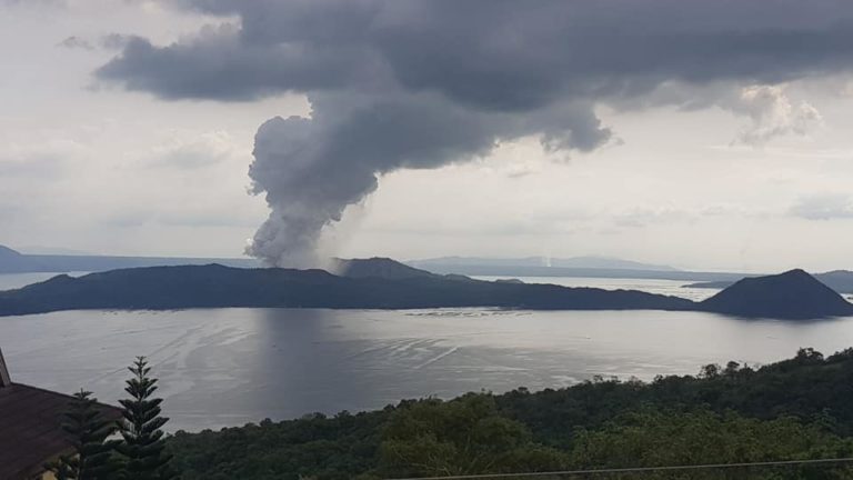 PHILIPPINES – CATASTROPHE: Manille, toujours suspendue à la colère du volcan Taal