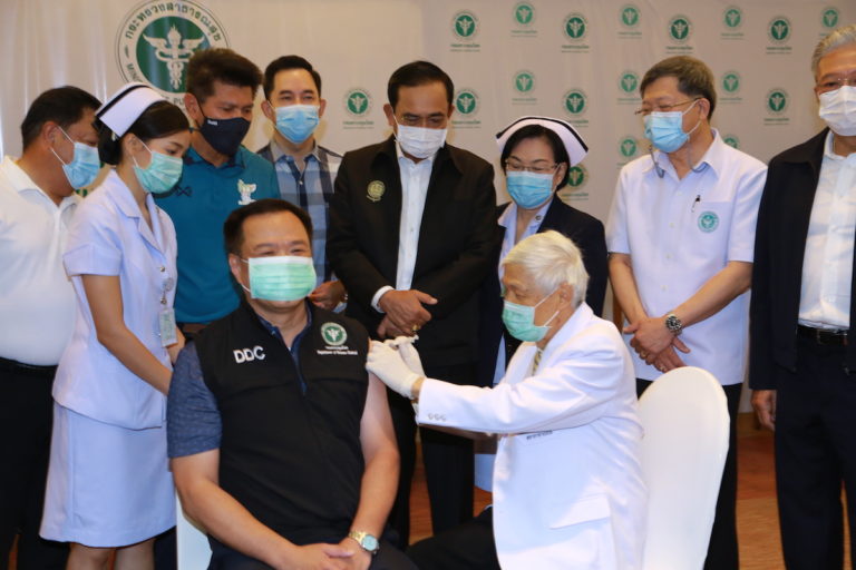 THAÏLANDE – CORONAVIRUS: Anutin Charnvirakul, un ministre de la santé désormais vacciné