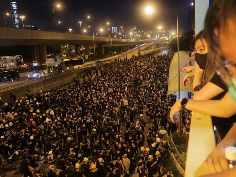HONG KONG – MANIFESTATIONS: Ruée vers les cartes d’électeurs en vue des prochaines législatives