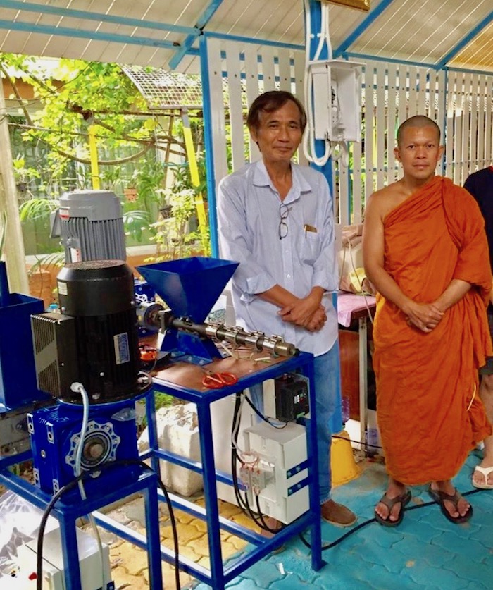 THAÏLANDE – SOCIÉTÉ: Un temple thaïlandais transforme les bouteilles plastiques en robes de moine