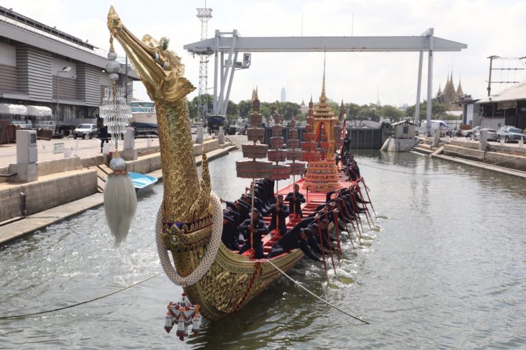 THAÏLANDE: Le roi Rama X a été couronné