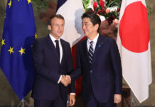 FRANCE-ASIE: Emmanuel Macron défend Renault-Nissan au Japon