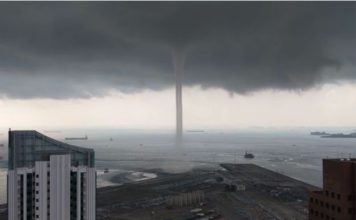 SINGAPOUR: La trombe marine du 11 mai fait le spectacle