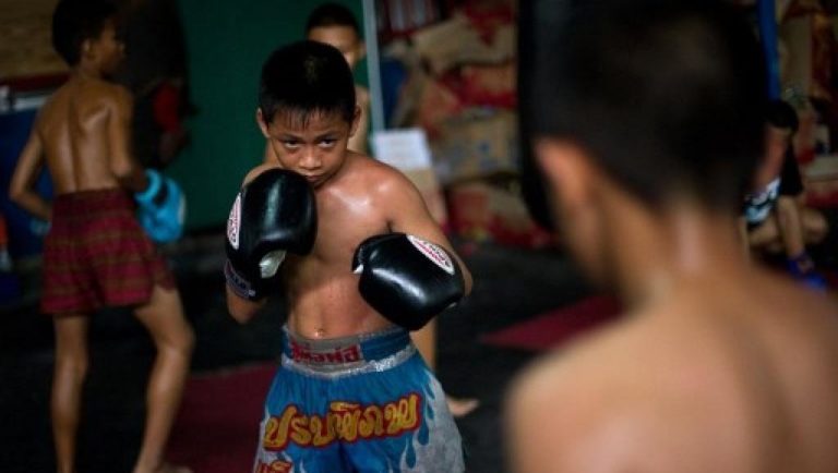 THAÏLANDE: L’incroyable (et souvent triste) histoire des enfants boxeurs