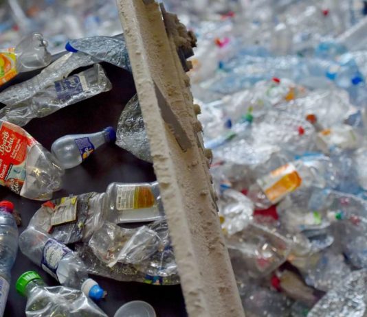 INDONÉSIE – FRANCE : « Libération » raconte la lutte contre la pollution plastique à Bali plastique déchets