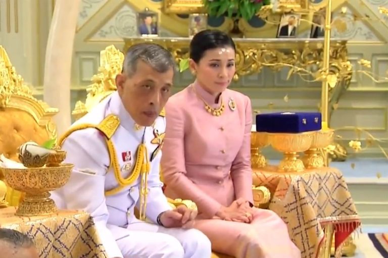 THAÏLANDE: Les thaïlandais découvrent peu à peu leur nouvelle reine Suthida