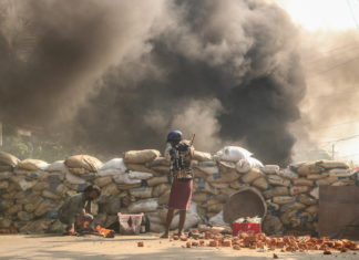 BIRMANIE – MASSACRE: 80 tués par l’armée prés de Rangoun où les manifestants défilent en rouge-sang