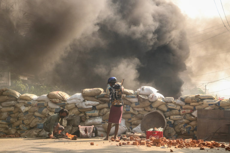 BIRMANIE – MASSACRE: 80 tués par l’armée prés de Rangoun où les manifestants défilent en rouge-sang