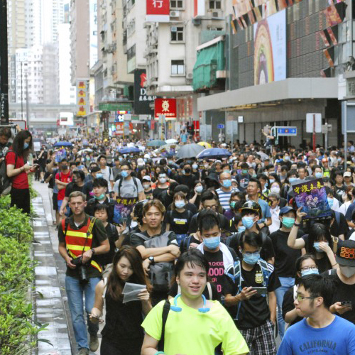 HONG KONG – MANIFESTATIONS: Pas de répit pour les protestataires, Tsim Sha Tsui sous les gaz lacrymogènes