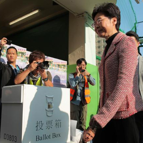 HONG KONG – POLITIQUE: Victoire écrasante des démocrates aux élections locales