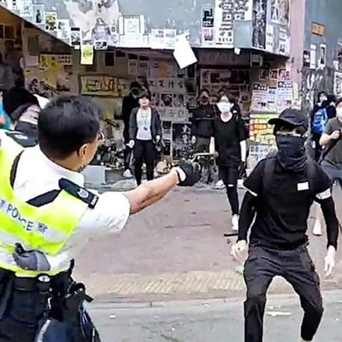 HONG KONG – MANIFESTATIONS: Un policier aurait tiré à balles réelles, des scènes d’extrême violence à Hong Kong