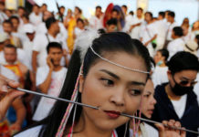 THAILANDE – FESTIVAL: Le diaporama de Paris Match sur les piercings du festival végétarien de Phuket