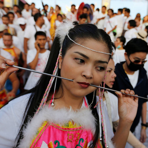 THAILANDE – FESTIVAL: Le diaporama de Paris Match sur les piercings du festival végétarien de Phuket