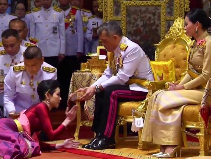 THAÏLANDE – MONARCHIE: Une reine et une concubine officielle aux cotés du Roi Rama X
