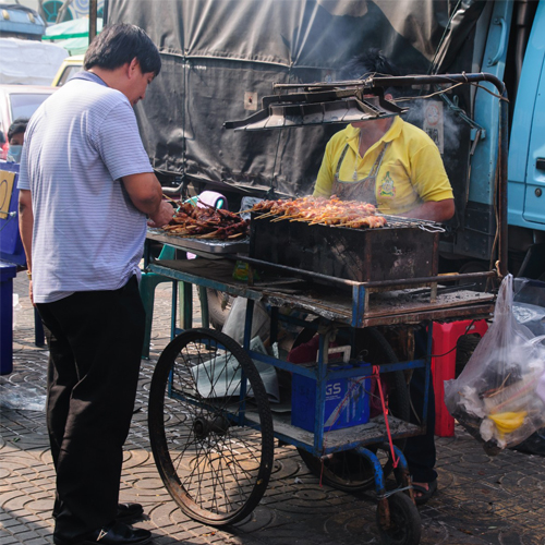 BANGKOK – SOCIÉTÉ: La chasse aux vendeurs de rue est ouverte en Thaïlande selon le New York Times