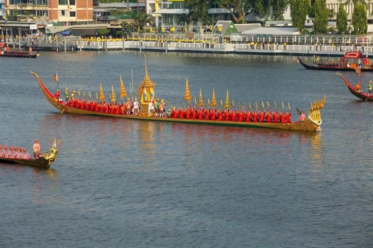 THAÏLANDE – MONARCHIE: Une fastueuse procession des barges pour le roi Rama X