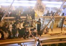 Hollywood peut préparer ses meilleurs scénaristes. L’histoire du nouveau magnat de la drogue du triangle d’or, roi planétaire des réseaux de trafic de métamphétamines, est signe d’un film à grand spectacle. Tse Chi Lop aurait un passeport canadien, obtenu en 1988. Il aurait été emprisonné aux États-Unis. Ses deux bases opérationnelles seraient Taïwan et la Thaïlande. La spécialité de ses réseaux serait la production de «meth», cette drogue de synthèse fabriquée dans les ateliers clandestins du triangle d’or que les thaïlandais nomment «Ya Baa», le médicament qui rend fou. L’article paru en octobre dans M, le magazine du Monde, raconte comment ce seigneur de la drogue règne sur l’Asie du sud-est avec une cruauté digne d’El Chapo, le trafiquant mexicain aujourd’hui emprisonné à vie aux États-Unis après avoir été condamné à perpétuité. Le surnom de Tse Chi Lop serait Sam Gor, frère numéro trois en cantonais. Il serait protégé par des gardes du corps thaïlandais et des vidéos de torture de ses hommes de main soupçonnés de l’avoir trahi auraient été retrouvées sur certains de ses complices interpellés. Une question n’est toutefois pas soulevée dans les articles de Reuters et du Monde: de quelles complicités bénéficie ce trafiquant au sein des gouvernements et des forces militaires et policières de la région du Triangle d’or ?