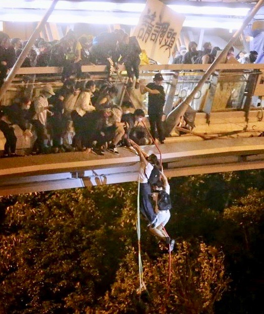 Hollywood peut préparer ses meilleurs scénaristes. L’histoire du nouveau magnat de la drogue du triangle d’or, roi planétaire des réseaux de trafic de métamphétamines, est signe d’un film à grand spectacle. Tse Chi Lop aurait un passeport canadien, obtenu en 1988. Il aurait été emprisonné aux États-Unis.  Ses deux bases opérationnelles seraient Taïwan et la Thaïlande. La spécialité de ses réseaux serait la production de «meth», cette drogue de synthèse fabriquée dans les ateliers clandestins du triangle d’or que les thaïlandais nomment «Ya Baa», le médicament qui rend fou.  L’article paru en octobre dans M, le magazine du Monde, raconte comment ce seigneur de la drogue règne sur l’Asie du sud-est avec une cruauté digne d’El Chapo, le trafiquant mexicain aujourd’hui emprisonné à vie aux États-Unis après avoir été condamné à perpétuité.  Le surnom de Tse Chi Lop serait Sam Gor, frère numéro trois en cantonais. Il serait protégé par des gardes du corps thaïlandais et des vidéos de torture de ses hommes de main soupçonnés de l’avoir trahi auraient été retrouvées sur certains de ses complices interpellés.  Une question n’est toutefois pas soulevée dans les articles de Reuters et du Monde: de quelles complicités bénéficie ce trafiquant au sein des gouvernements et des forces militaires et policières de la région du Triangle d’or ?