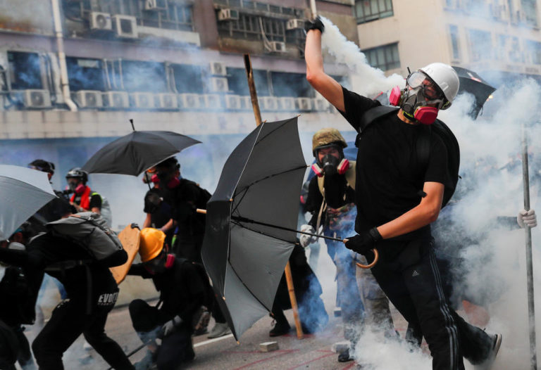 HONG-KONG – MANIFESTATIONS: Chaine humaine des protestataires, gaz lacrymogènes des policiers